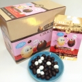 Bolinha preta de chocolate com recheio central de nozes 