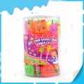 Menina gosta de novos brinquedos de doces em forma de animal pente doces 