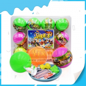 doce de brinquedo tipo futebol