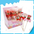 Pirulito de gelatina de rosas com palito de madeira 