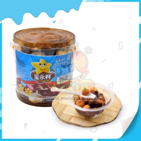 xícara de biscoitos de chocolate