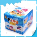 As crianças gostam de brinquedo surpresa rei chocolate ao leite com biscoito 