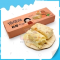 Delicioso biscoito crocante de melaleuca com sabor de amêndoa e torre de pinho 