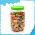 Chiclete de melancia com frutas de quatro cores em uma garrafa 