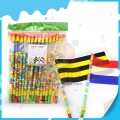 Diversão com bandeira, doce com sabor de fruta e apito, brinquedo para crianças 