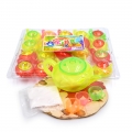 Bule e xícara de chá de brinquedo com doces em pó 