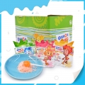 Delicioso pirulito de frutas com balas estourando 