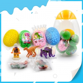 brinquedo de ovo de dinossauro com doces de prensa