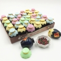 Delicioso doce multicolorido de chocolate em uma pequena garrafa 