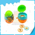 Brinquedo em formato de ovo com doces para crianças 