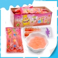 Garrafa de gelatina sabor morango com brinquedo na caixa 