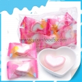 Doce de marshmallow em formato de coração de duas cores 