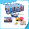 Brinquedos infantis reformando carros com doces e adesivos 