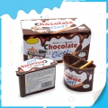 Embalagem de copo com geleia de chocolate e palito de biscoito 
