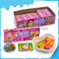Doce de frutas vermelhas com cartão de brinquedo e adesivo 