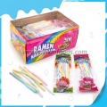 Ramen com palitos de marshmallow de frutas e cores variadas 