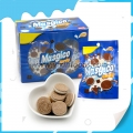 Bala dura em formato de biscoito sabor chocolate e leite 