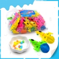 Avião de plástico de brinquedo com balão 