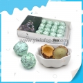 Bolas de chocolate sabor matcha com nozes em embalagem para presente 