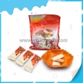 Biscoitos recheados com centro de wafer cobertos com chocolate branco 
