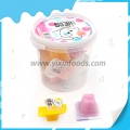 Pudim de frutas com gelatina em copo de doce em barril 