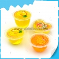 Copo de gelatina sabor fruta com coco em copo de coração 