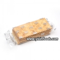 Biscoito de gergelim e refrigerante 