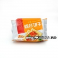 Biscoito de gergelim e refrigerante 