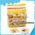 Três biscoitos de queijo embalados individualmente 