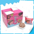 bolo coberto de chocolate sabor morango 