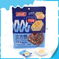 Deliciosos biscoitos em cubos de chocolate crocantes 