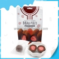 Bola de chocolate com cobertura de morango seco sabor chocolate e cacau 